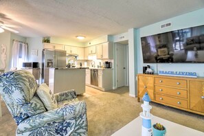 TV, books - Coastal N Myrtle Beach Condo ~ 2 Mi to Ocean (North Myrtle Beach)