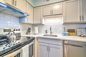 Apartment (2 Bedrooms) | Private kitchen | Microwave, oven, stovetop, dishwasher - Coastal N Myrtle Beach Condo ~ 2 Mi to Ocean (North Myrtle Beach)