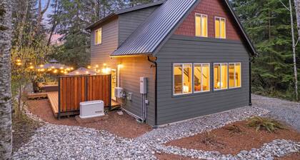 Hikers Haven w/ Hot Tub - Near Mt Rainier!