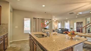 House (3 Bedrooms) | Interior