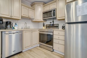 Interior - Walk to Beach: Condo w/ Balcony in Hilton Head (Hilton Head Island)