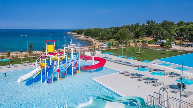 A water park with multiple slides and a pool area, overlooking a beach and ocean. - APP ELLY - 2 min from the beach! (Novigrad)