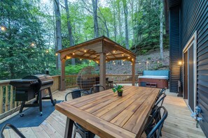 Outdoor dining - The Moonstone – Fireside Swing Nights, Hot Tub Soaks & Forest Magic (Rockbridge)