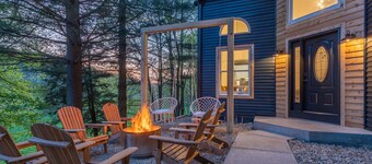 The Moonstone – Fireside Swing Nights, Hot Tub Soaks & Forest Magic