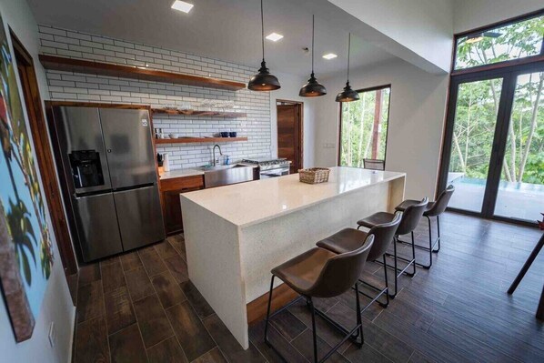 Kjøleskap, mikrobølgeovn, ovn og kokeplater