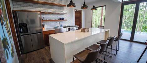 Kjøleskap, mikrobølgeovn, ovn og kokeplater