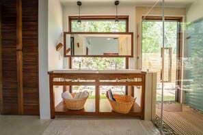 Dusj, hårføner og håndklær