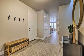 House (5 Bedrooms) | Interior