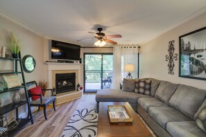 Una sala de estar con chimenea, sofá y mesa de centro.