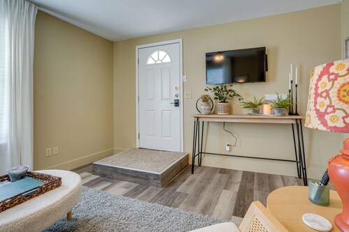 Kerrville Vacation Rental Across From River Trail!