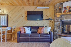 Apartment (0 Bedroom) | Interior - Near Skiing: Studio w/ Pool Access in Granby! (Granby)