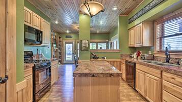 House (3 Bedrooms) | Private kitchen | Microwave, oven, stovetop, dishwasher