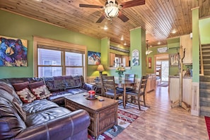 TV, fireplace, books - Sublime Granby Retreat < 21 Mi to Winter Park (Granby)