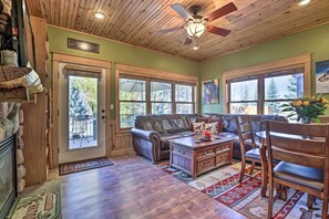 TV, fireplace, books - Sublime Granby Retreat < 21 Mi to Winter Park (Granby)