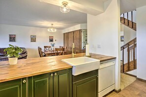 Interior - Mtn View Granby Condo w/ In-unit Hot Tub! (Granby)