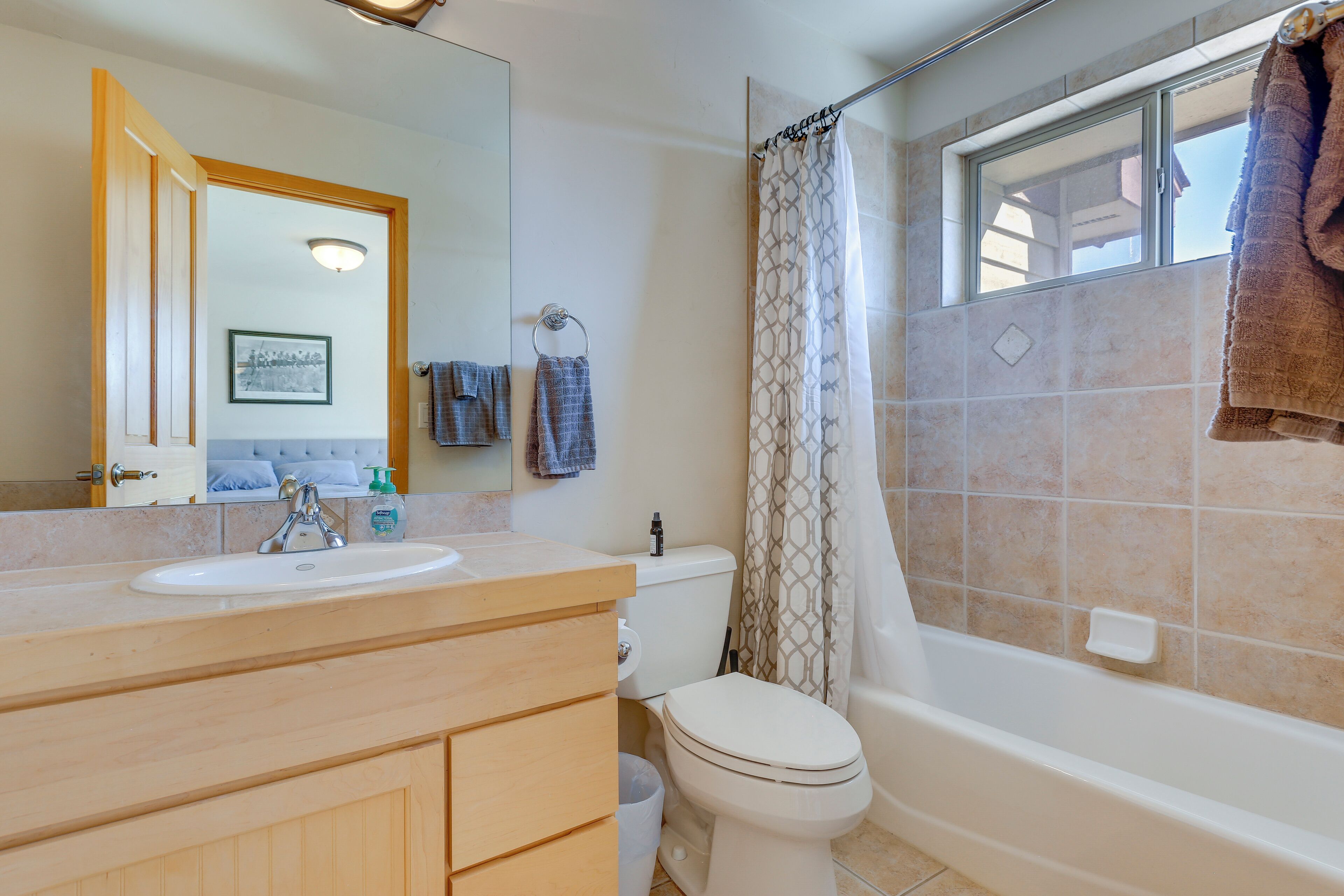 Une salle de bain avec un lavabo, des toilettes et une baignoire.