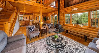 Log Cabin w/ Private Hot Tub on Wenatchee River!
