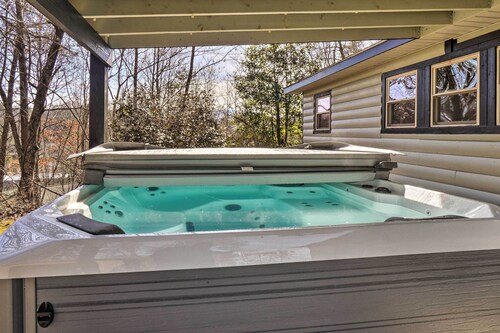 Pigeon Forge Cabin w/ Private Hot Tub & Gas Grill