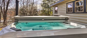 Pigeon Forge Cabin w/ Private Hot Tub & Gas Grill