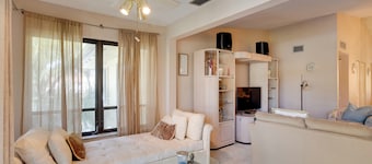Pool & Ocean Access: Palm Beach Gardens Condo
