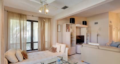 Pool & Ocean Access: Palm Beach Gardens Condo