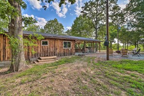 Interior - Cozy Cabin w/ Backyard Oasis: 11 Mi to Marina (Elizabeth)