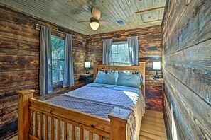 Interior - Cozy Cabin w/ Backyard Oasis: 11 Mi to Marina (Elizabeth)