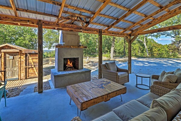 Interior - Cozy Cabin w/ Backyard Oasis: 11 Mi to Marina (Elizabeth)