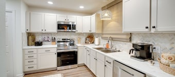 다운타운 핫 스프링스까지 3마일: 현대적인 콘도!