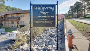 Schild für Whispering Pines Condominiums. Hinweis: Privatgrundstück, kein Touten erlaubt.