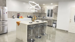Réfrigérateur, four, plaque de cuisson, blender