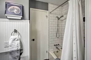 Interior - Waterfront Retreat w/ Boat Dock in Hot Springs! (Hot Springs)