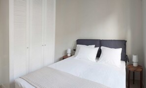 2 Schlafzimmer, Zimmersafe, Schreibtisch, Bügeleisen/Bügelbrett