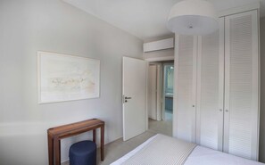 2 habitaciones, caja de seguridad en la habitación y escritorio 