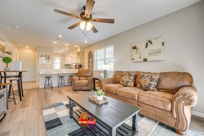 Interior - Branson Retreat w/ Pool Access ~ 3 Mi to Dtwn (Branson)