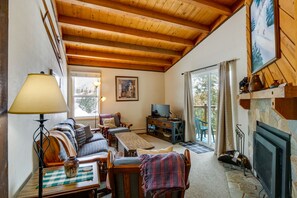 TV, fireplace - Cozy Silverthorne Condo w/ Buffalo Mountain View! (Silverthorne)