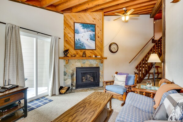 TV, fireplace - Cozy Silverthorne Condo w/ Buffalo Mountain View! (Silverthorne)
