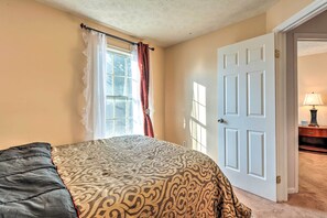3 bedrooms, iron/ironing board, bed sheets - Burtonsville Townhome 20 Mi to DC! (Burtonsville)