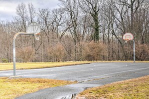 Sports court - Burtonsville Townhome 20 Mi to DC! (Burtonsville)