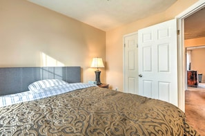 3 bedrooms, iron/ironing board, bed sheets - Burtonsville Townhome 20 Mi to DC! (Burtonsville)