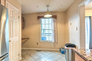 Interior - Burtonsville Townhome 20 Mi to DC! (Burtonsville)