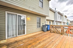 Terrace/patio - Burtonsville Townhome 20 Mi to DC! (Burtonsville)