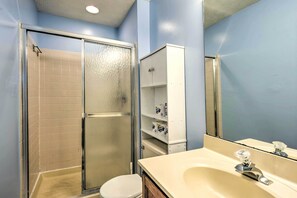 Bathroom - Burtonsville Townhome 20 Mi to DC! (Burtonsville)