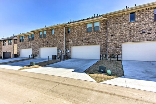 7 Mi to Lewisville Lake: Family Townhome in Frisco