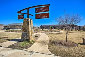 Apartment (3 Bedrooms) | Interior - 7 Mi to Lewisville Lake: Family Townhome in Frisco (Frisco)