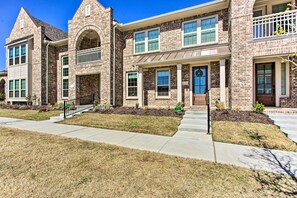 Apartment (3 Bedrooms) | Interior - 7 Mi to Lewisville Lake: Family Townhome in Frisco (Frisco)