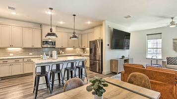 Apartment (3 Bedrooms) | Private kitchen | Microwave, oven, stovetop, dishwasher