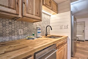 Interior - Walk Downtown! Gatlinburg Condo w/ Patio & Pool (Gatlinburg)