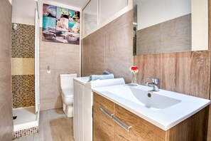 Shower, towels - PATRICK: Nice house in l'Escala 150 meters from Riells beach (L'Escala)