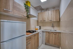 Fridge, microwave, oven, dishwasher - PATRICK: Nice house in l'Escala 150 meters from Riells beach (L'Escala)